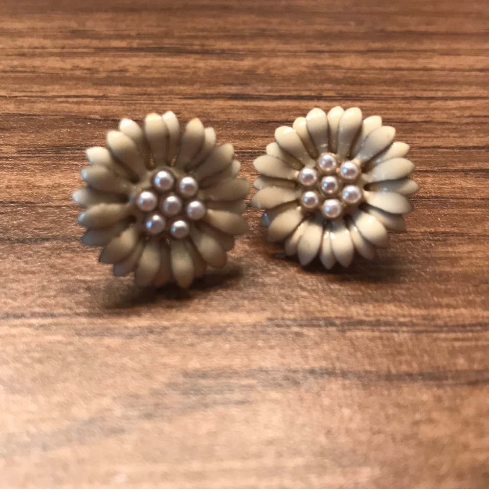 Daisy pearl studs
